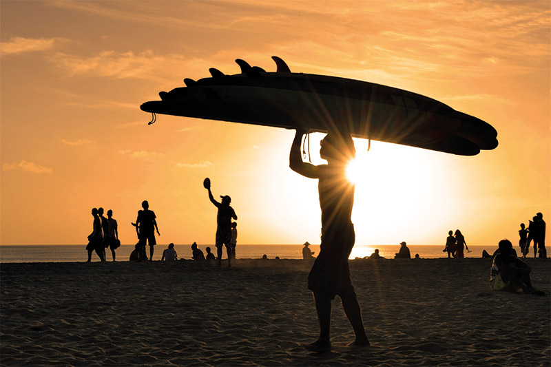 Zonnen Surfen En Feesten Op Kuta Beach