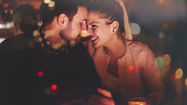 Een koppel op een romantische date tijdens valentijn