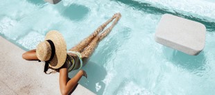 Vrouw geniet in het zwembad bij een all inclusive resort