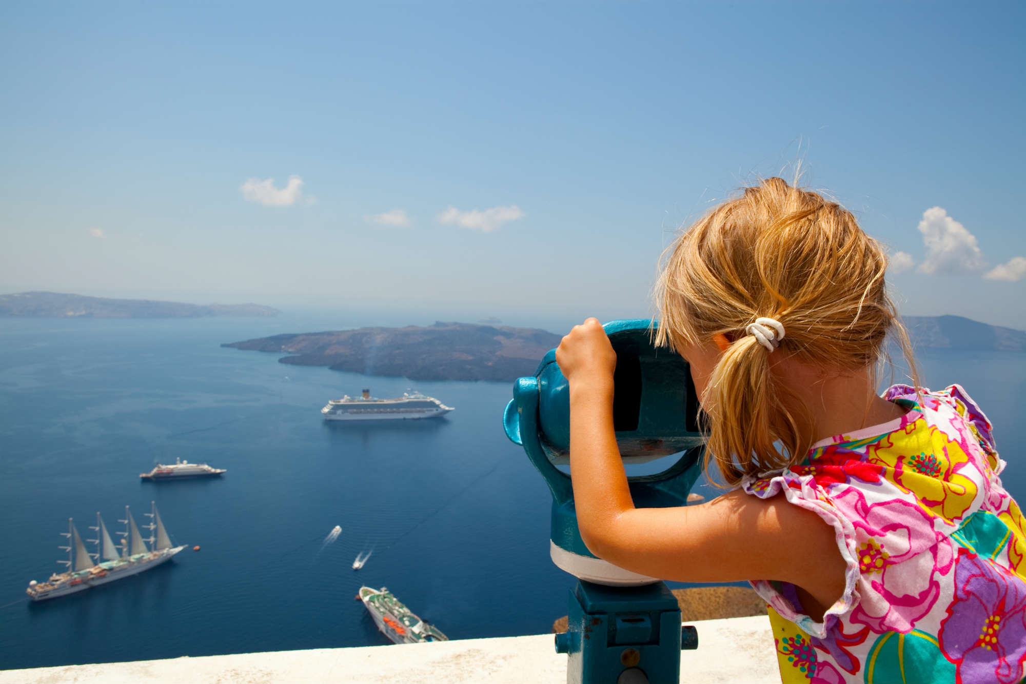 Meisje kijkt naar cruiseschepen 