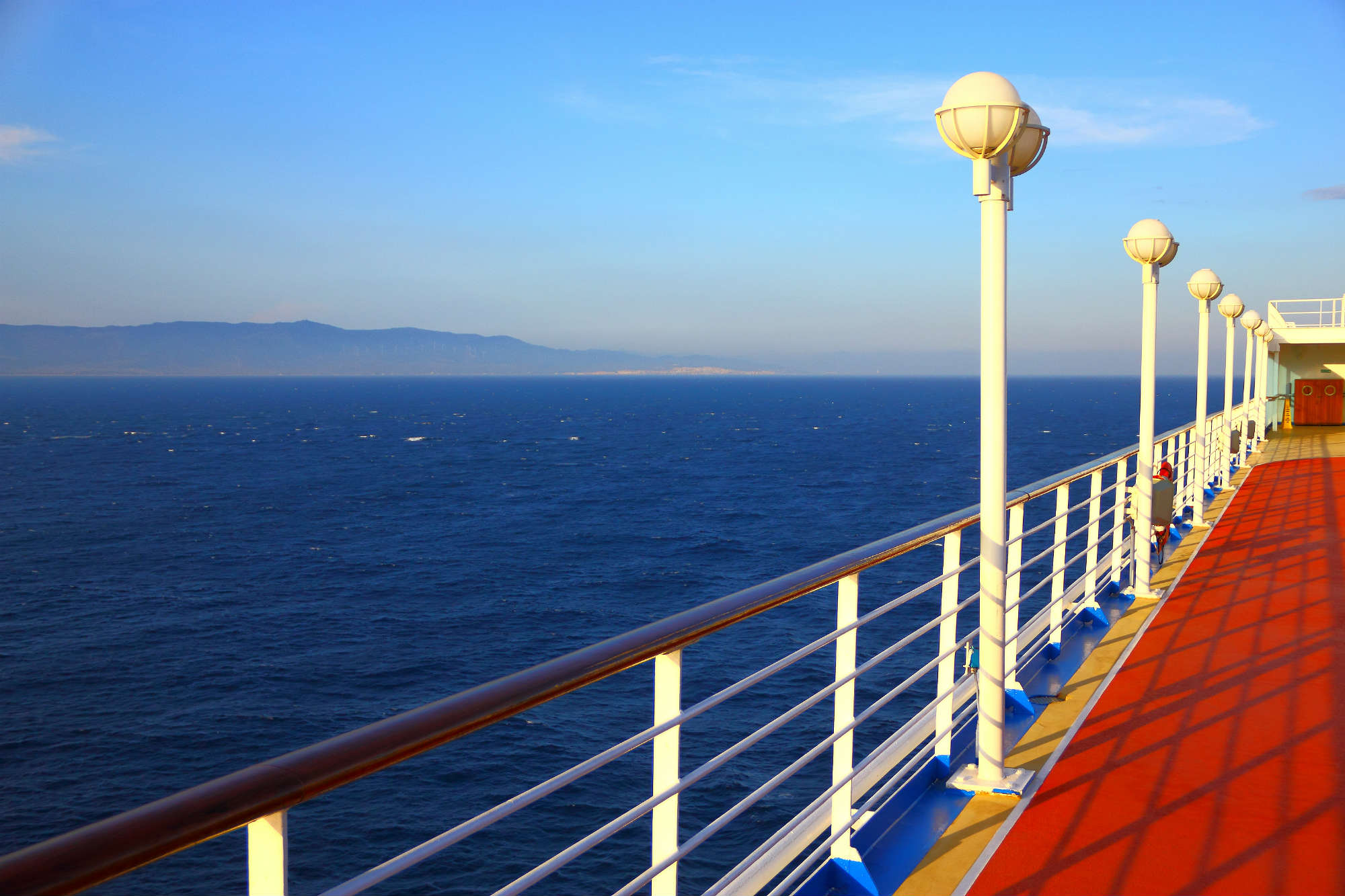 Uitzicht vanaf cruiseschip op zee