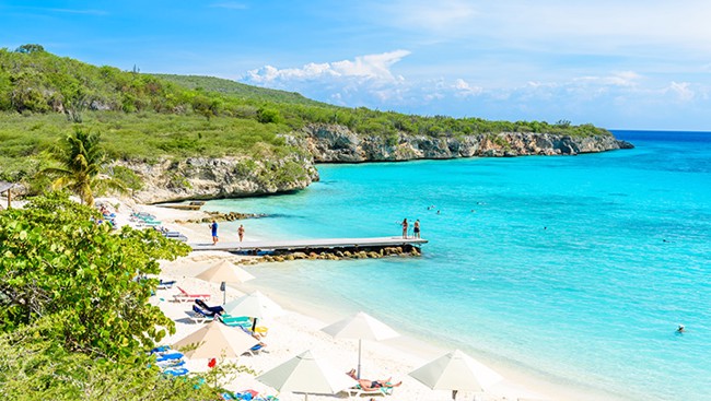 Parelwit zandstrand op Curacao tijdens een goedkope vakantie