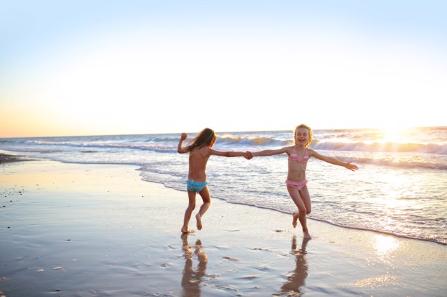 Twee kinderen op het strand