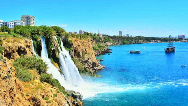 Uitzicht op waterval en de zee tijdens in goedkope vakantie in Turkije