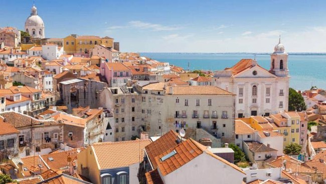 Huizen met oranje daken in Lissabon, Portugal