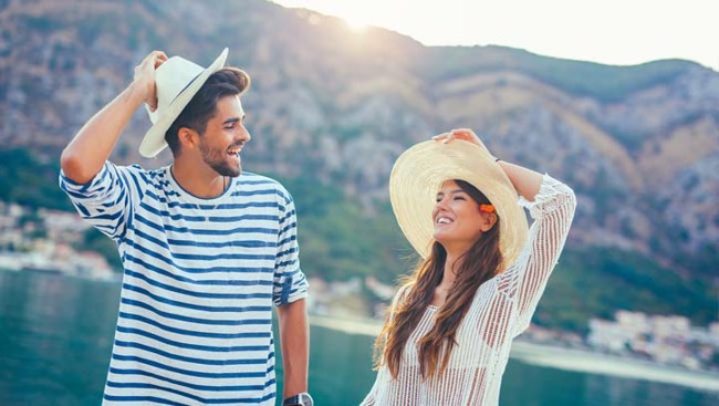 Koppel bij het strand tijdens een adults only vakantie