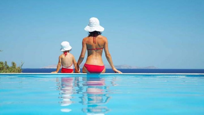Moeder en dochter bij het zwembad op vakantie 2026
