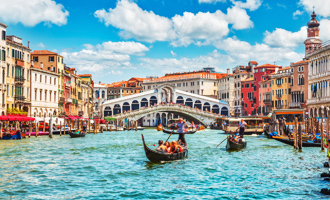Kanaal bij Ponte Rialto in Venetië