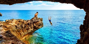 Van de rotsen springen in Cyprus