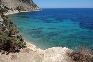De helderblauwe zee bij Ibiza