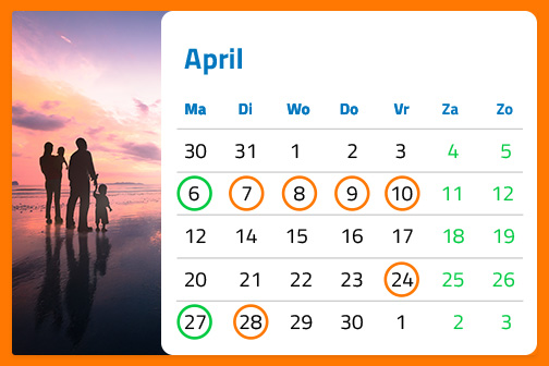 Silhouet van een gezin op het strand bij zonsondergang naast een aprilkalender met meerdere groene en oranje markeringen.