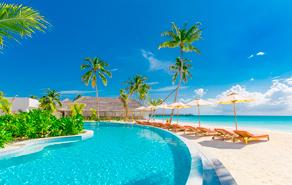 Prachtig hotel aan het strand met zwembad en palmbomen
