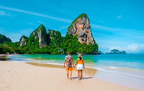 Koppel op een strand in Azië tijdens een luxe adults only vakantie