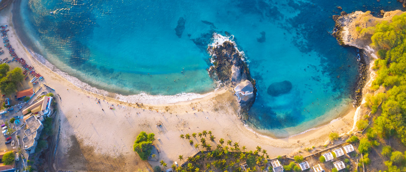 Helderblauw water en strand Kaapverdië