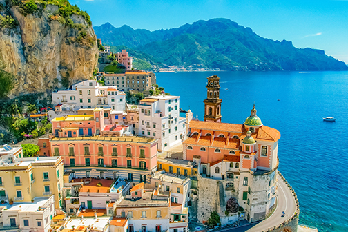 Kleurrijk dorpje aan de rand van een berg in Amalfi