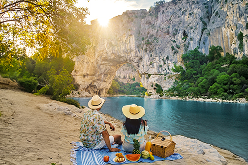 Stel aan het picnicken bij de Le pont d'arc in de Ardeche