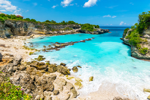Een van de vele prachtige rotsachtige stranden op Bali