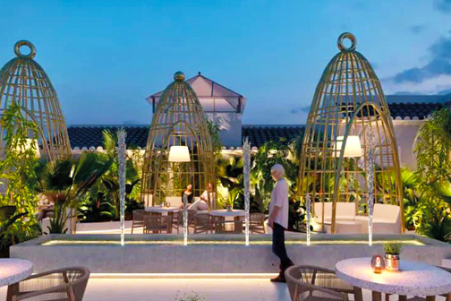 Dakterras bij avond van Nomada House by SH Hoteles