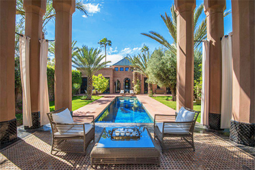 Zwembad met terras van hotel in Marrakech in april