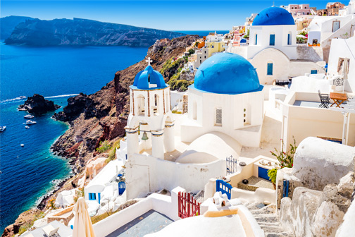 Bovenaanzicht van Santorini met witte huisjes met blauwe daken in april