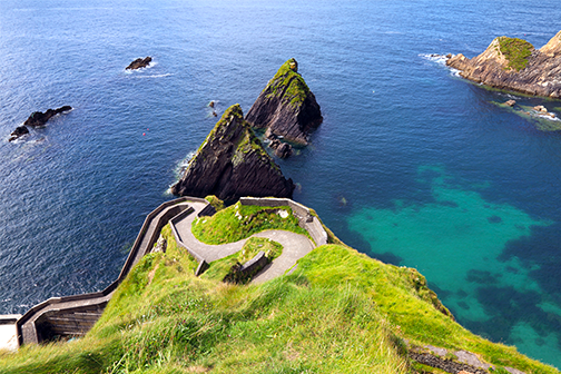 Ruig landschap naast water in Ierland