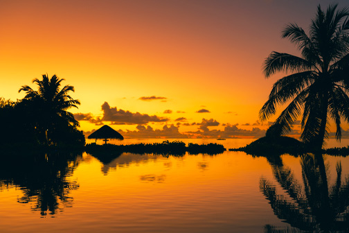 Zonsondergang aan het strand op de Malediven in januari