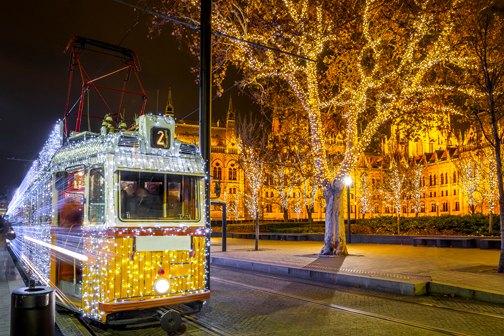 Verlichte tram in Budapest tijdens een stedentrip december
