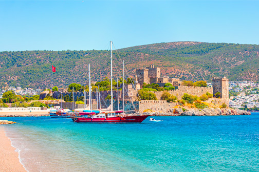 Boot op helderblauwe zee aan de Turkse Riviera