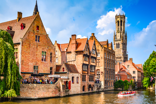 Klassieke huisjes aan het water in Brugge