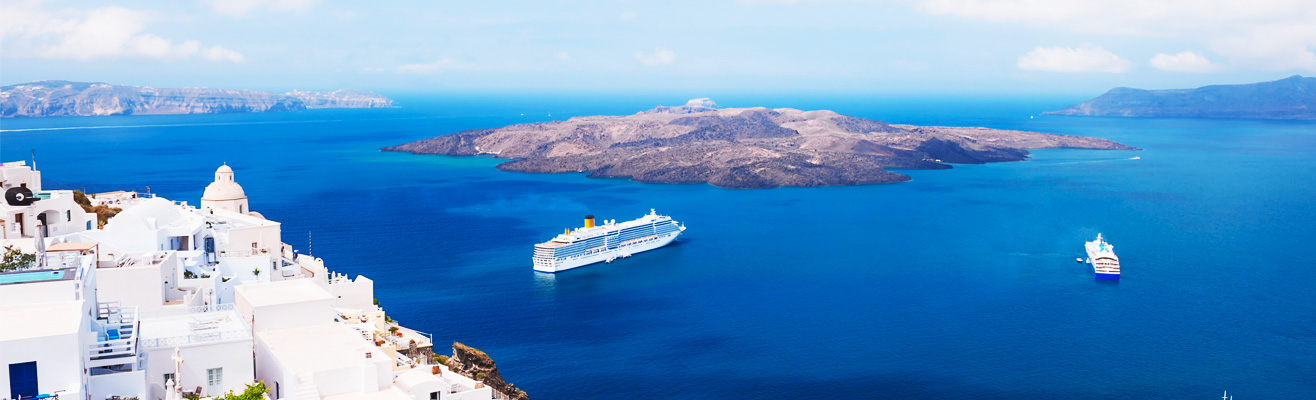 Cruiseschip voor de kust van een Grieks eiland