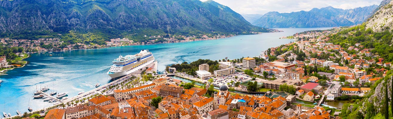 Cruiseschip in Kotor, Montenegro aan de Middellandse Zee