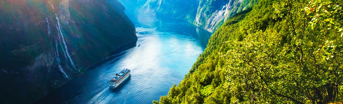 Cruiseschip tijdens een cruise in Noorwegen bij de Noorse fjorden