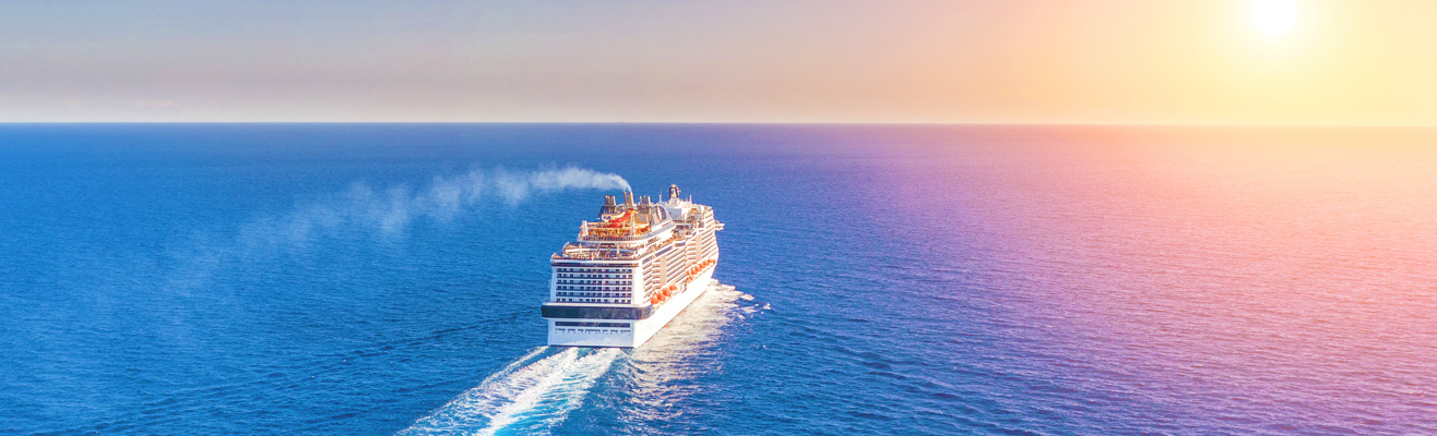 Cruiseschip bij zonsondergang op cruise naar Spanje en Italie