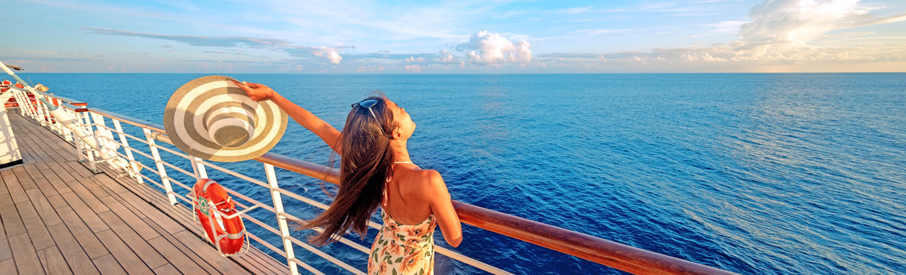 Vrouw met hoed op een cruiseschip