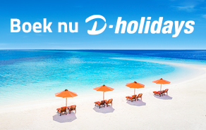 Tropisch strand, helderblauw water en oranje ligbedjes met parasols
