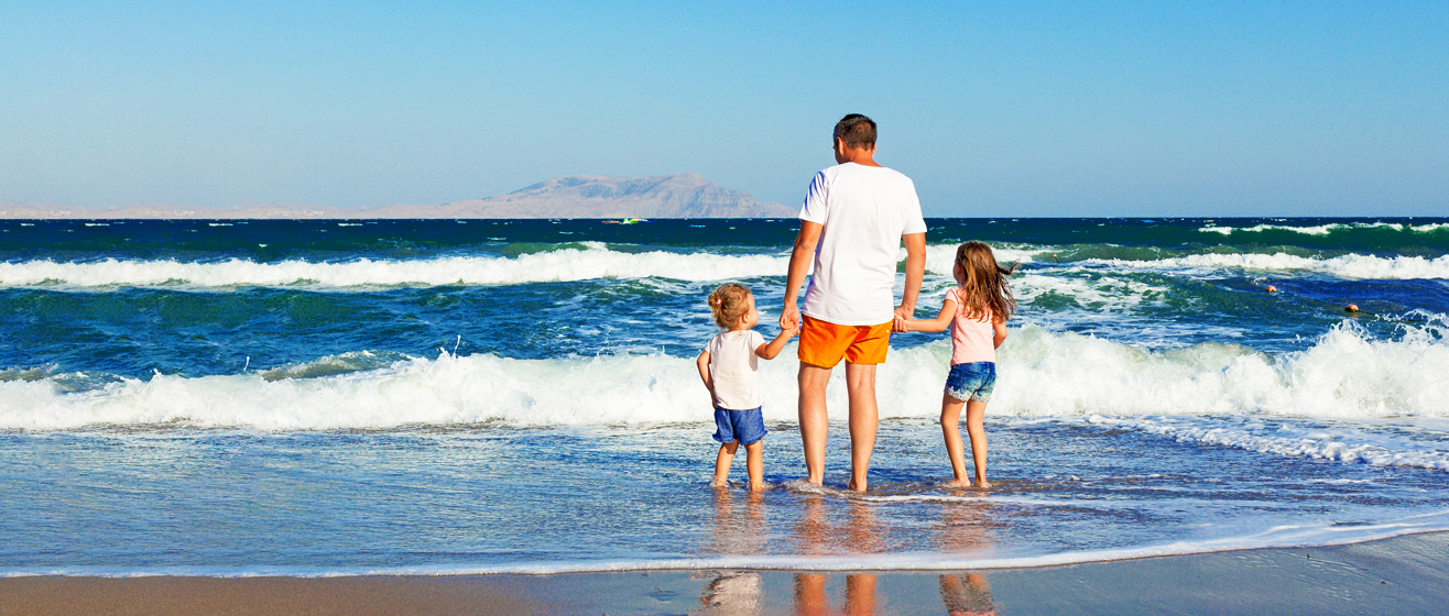 Een gezin op het strand met uitzicht op zee
