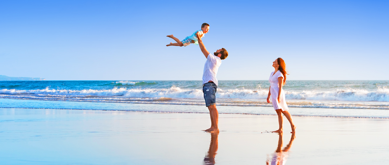 Een jong gezin met een kind op het strand