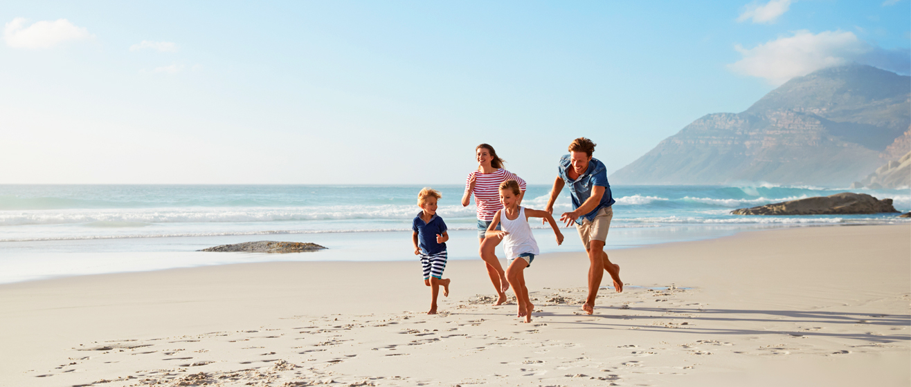 Gezin met kinderen rennend op het strand