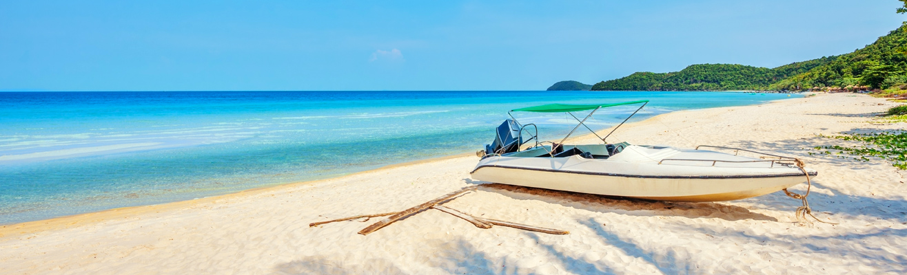 Speedboat op het strand in Vietnam