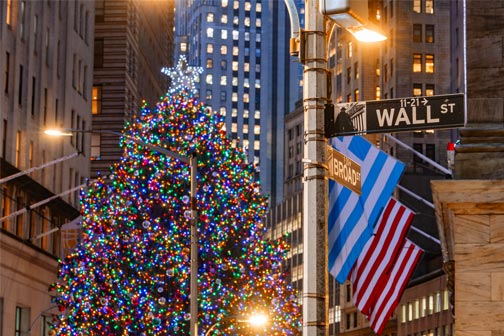 Verlichte kerstboom bij Wall Street, New York op een stedentrip december