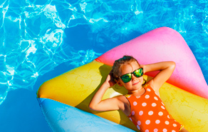 Kinderen in het water op vakantie