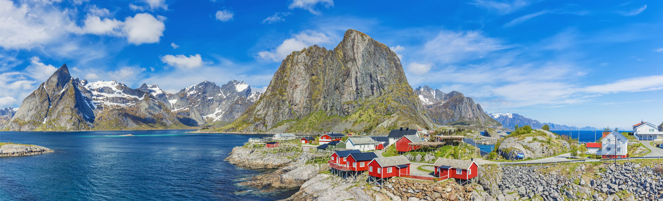 Uitzicht over de rode huisje in de Lofoten