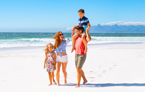 Gezin met twee kinderen op het strand op vakantie