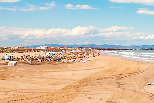 De kust van Playa de la Malvarasso in Valencia