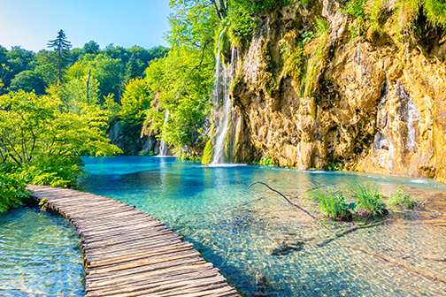 Houten loopbrug door de Plitvice Meren