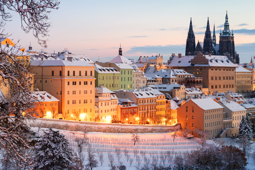 Centrum van Praag in de sneeuw tijdens een stedentrip december