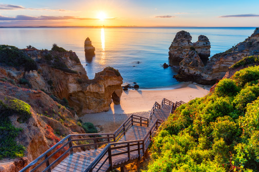 Zonsondergang bij Praia do Camilo in Lagos, Algarve