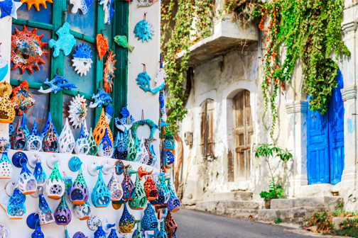Lokale kunst aan de muur in een straatje in Rethymnon, Kreta