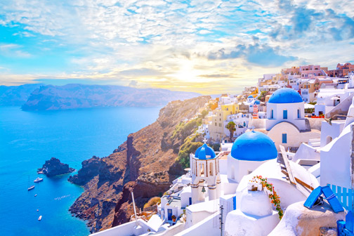 Luchtfoto op Santorini witte huisjes met blauwe daken