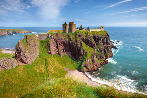 Kasteel op een hoge klif aan de Schotse Noordkust